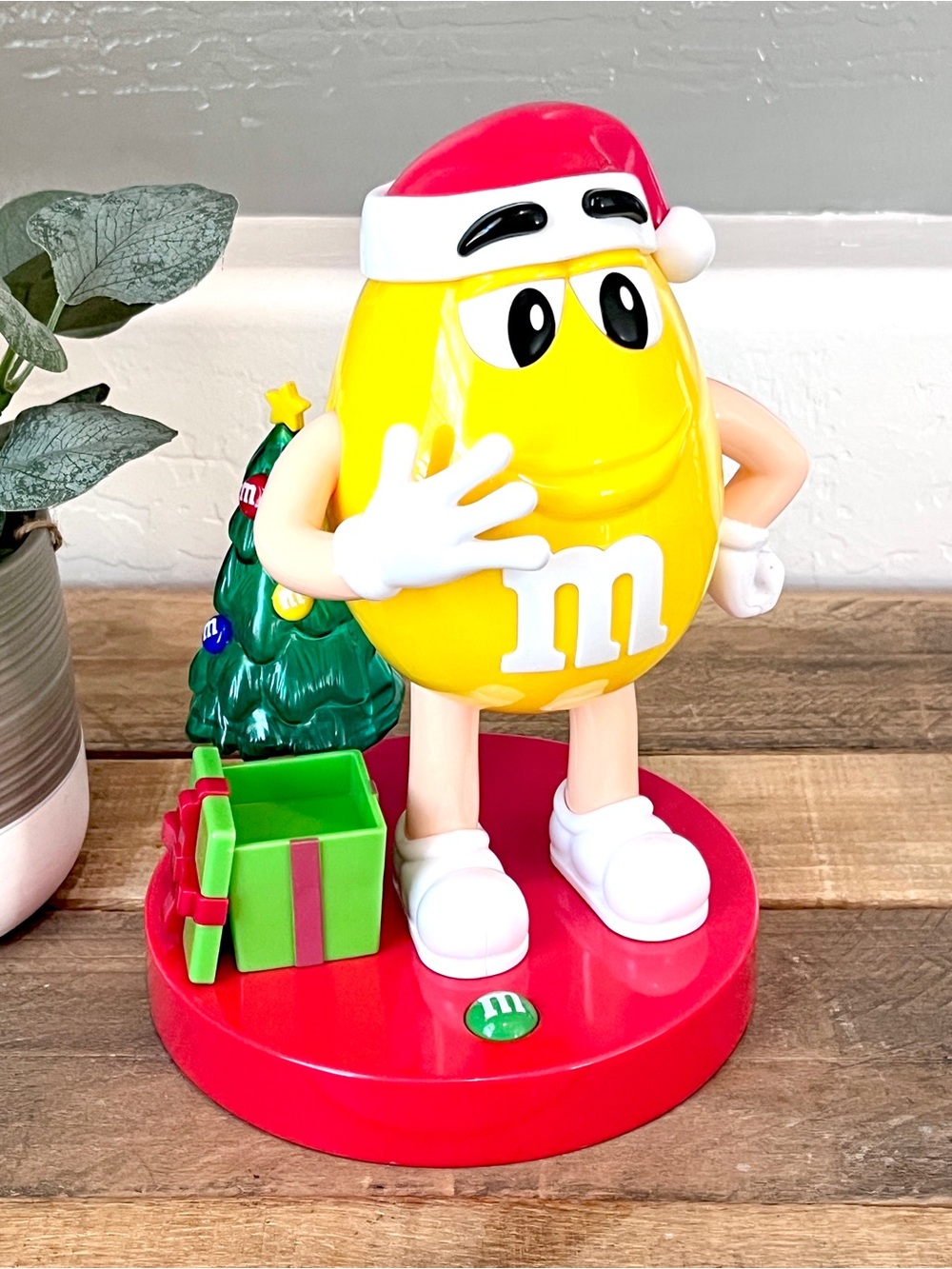 Mars M&M’s Yellow Character Christmas Candy Dispenser 2016 Lights Music